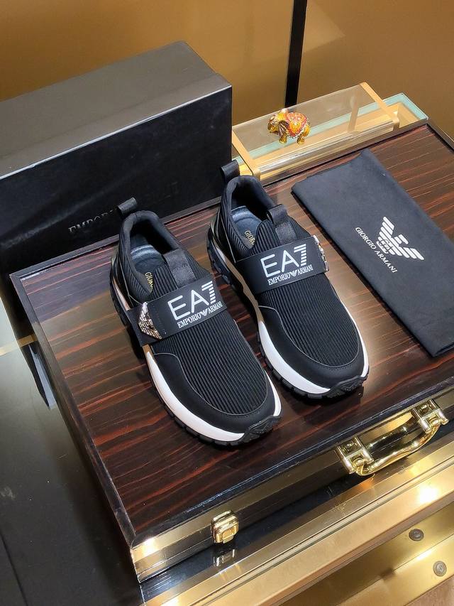 商品名称：Armani 阿玛尼 正规码数: 38-44 套脚鞋 商品材料：精选 飞织鞋面，柔软羊皮垫脚；原厂特供大底。